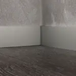 Алюміневий дизайнерський плінтус 1/60