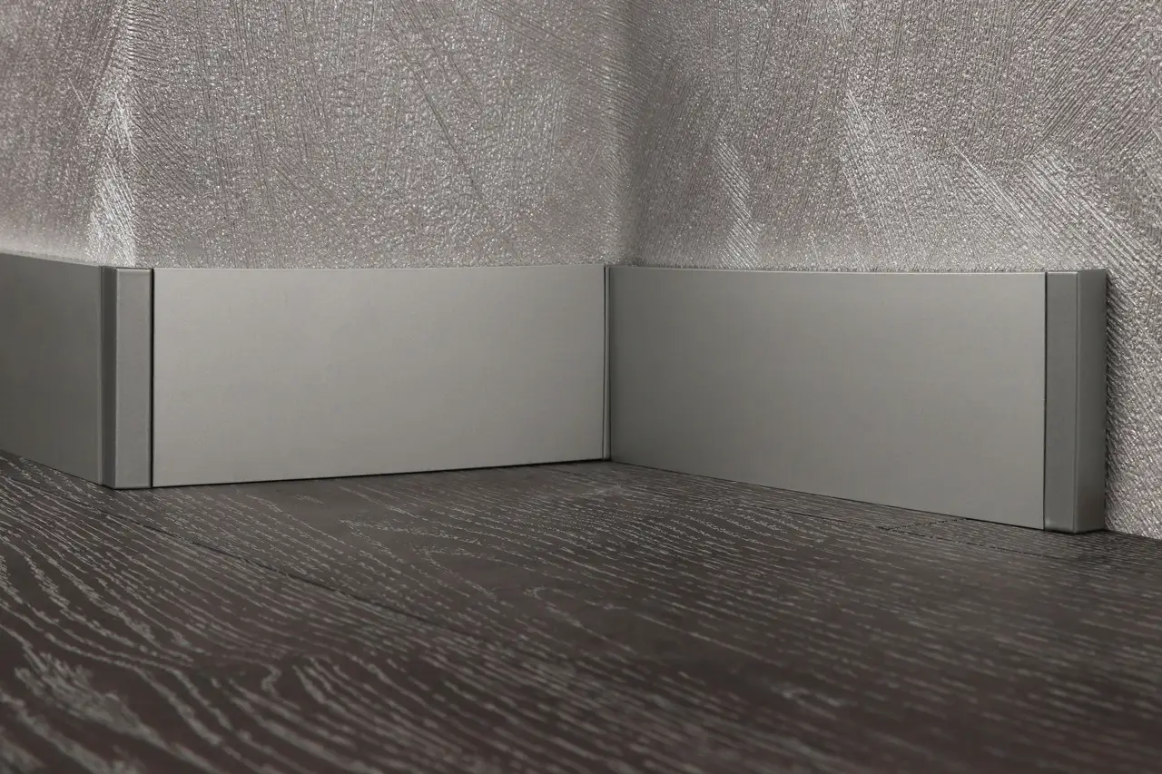 3577405484_w640_h640_alyuminevij-dizajnerskij-plintus Алюміневий дизайнерський плінтус 1/60 - Зображення 1